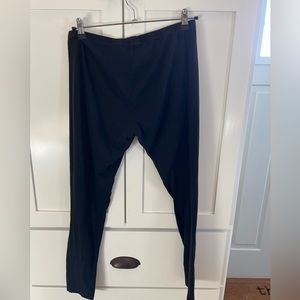 Loose black leggings, fit more like xl